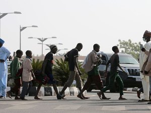 Libertados de sequestro, estudantes nigerianos voltam para casa