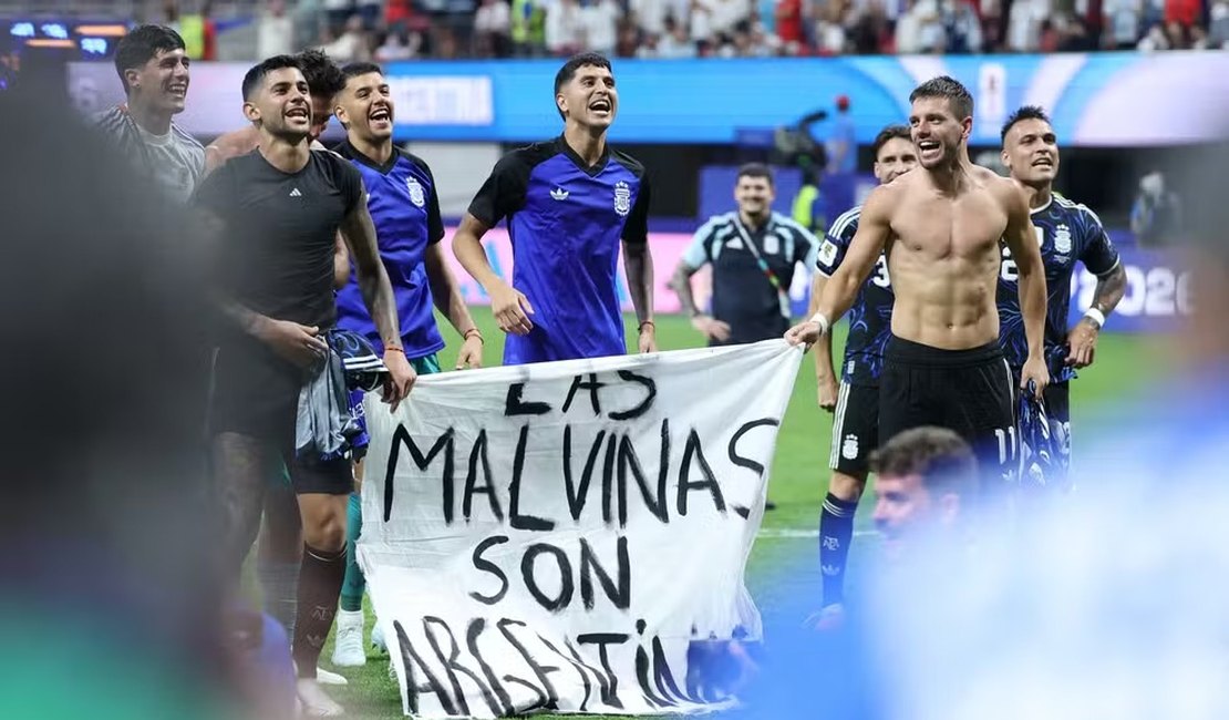 Fifa abre investigação contra Argentina por faixa das Malvinas e agressões na final da Copa