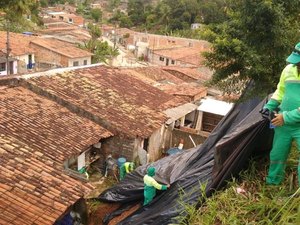 Defesa Civil aplica lonas de contenção em áreas de risco do Benedito Bentes
