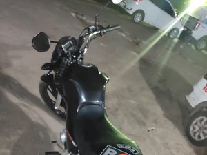 Motocicleta roubada é abandonada em posto de combustíveis em Arapiraca