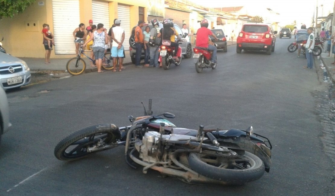 Motorista não respeita sinalização e colide em moto