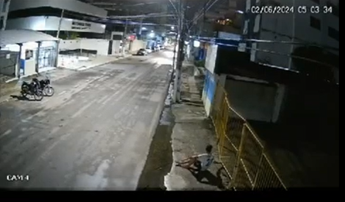 [Vídeo] Homem invade lava-jato e comete furto no bairro da Pajuçara, em Maceió