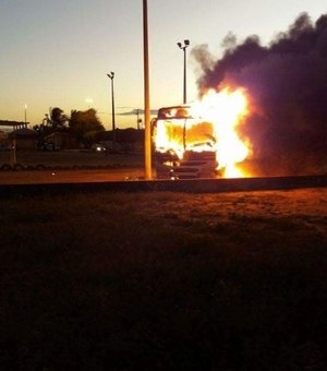 Contra bloqueio de sinal de celular, criminosos queimam ônibus e atacam postos da PM