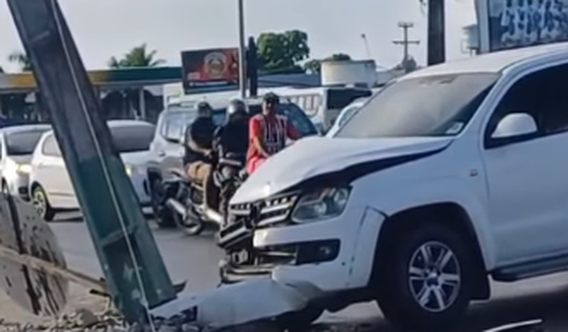 Motorista de caminhonete colide contra poste na AL-220, em Arapiraca