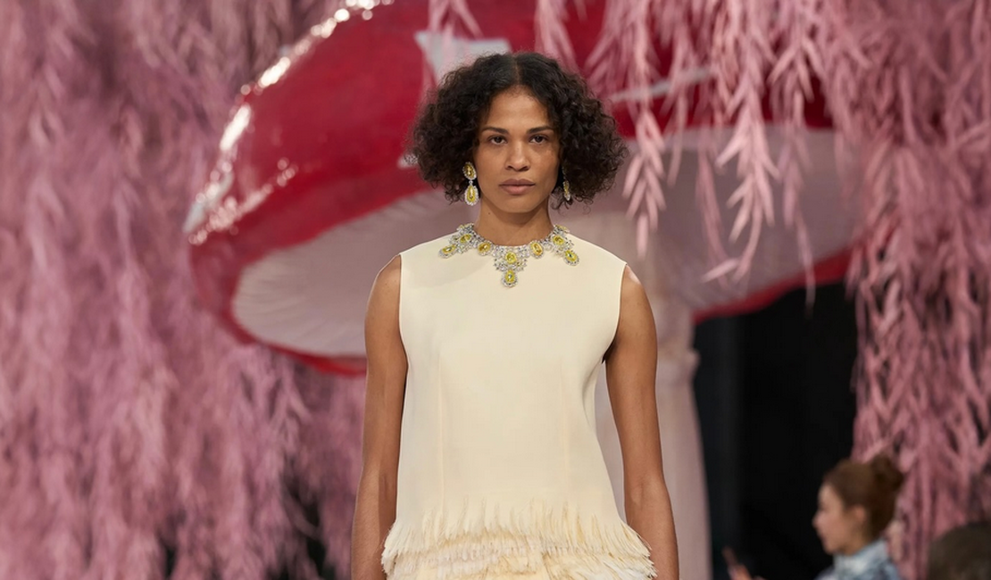 Modelo alagoana brilha na passarela da Chanel e faz história na alta-costura em Paris