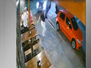 [Vídeo] Caminhonete invade restaurante e mata mãe e filha no Paraná