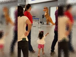 Vídeo: pai surpreende filhas fantasiado de dinossauro em aeroporto