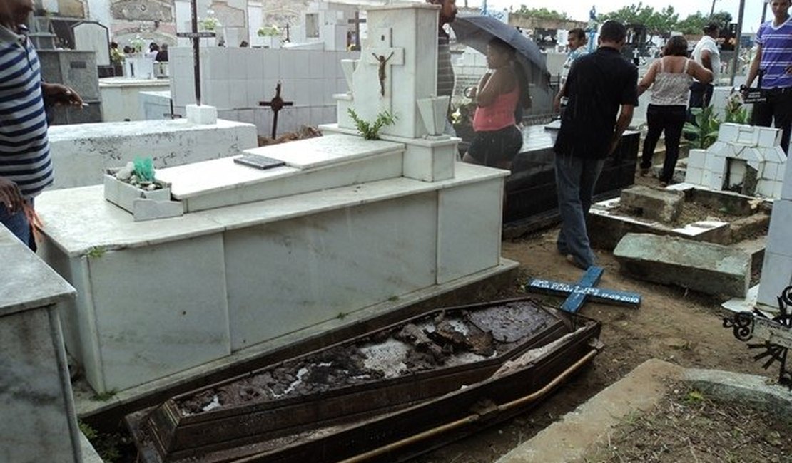 Caixão abandonado em cemitério assusta população em Penedo
