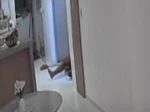 [Vídeo] Câmeras de segurança registram pai matando babá dos filhos; ele alega legítima defesa