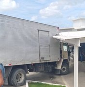 Motorista de caminhão perde controle e invade unidade de saúde em Bebedouro