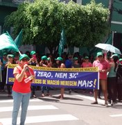 Servidores públicos de Maceió protestam em frente ao gabinete do prefeito