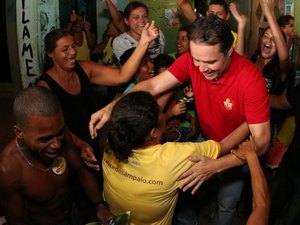 Em caminhada pela Vila Brejal, Renan conhece a realidade da capital