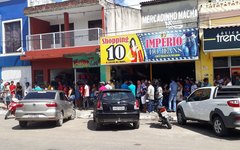 Clientes passam horas em fila fora da agência da Caixa em Porto Calvo