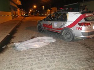 Ambulante é assassinado a tiros em plena noite de Natal em Arapiraca