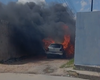 Carro pega fogo e mobiliza Corpo de Bombeiros na Travessa Guarani, em Penedo