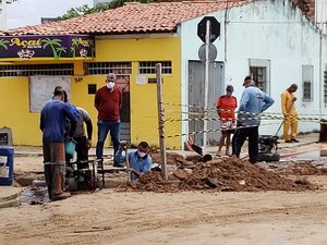 Casal conserta vazamento em Cruz das Almas nesta sexta-feira (29)