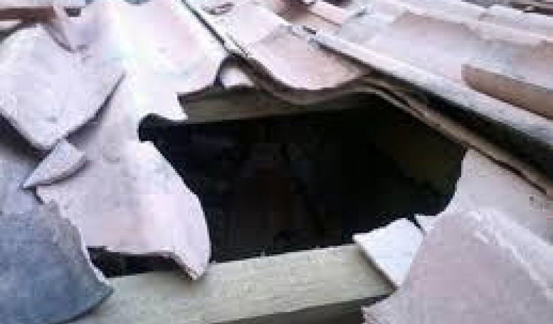 Estabelecimento comercial de Arapiraca tem telhado danificado e tv é furtada