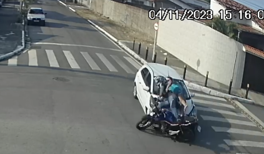 Câmera de segurança flagra momento em que carro atinge casal em moto no bairro da Pitanguinha