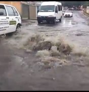 [Vídeo] Chuva forte causa alagamento e volume de água levanta bueiro em Arapiraca
