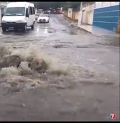 [Vídeo] Chuva forte causa alagamento e volume de água levanta bueiro em Arapiraca