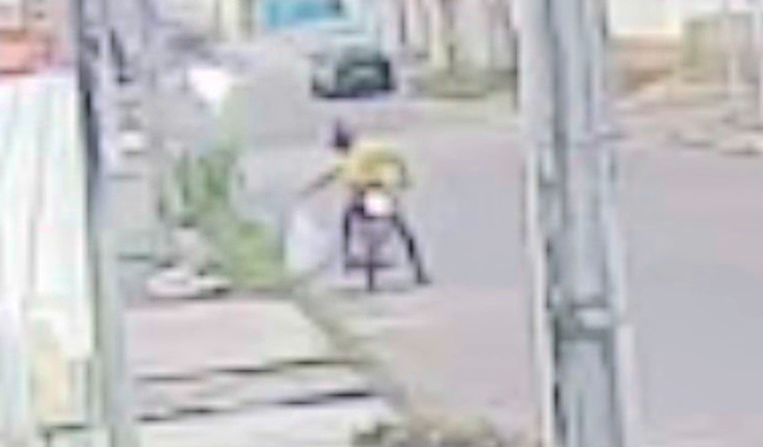 Câmeras flagram momento em que homem descarta feto em via pública de Delmiro Gouveia