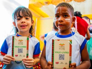 Prefeitura de Maceió distribui mais de 15 mil vales-livros durante a Bienal