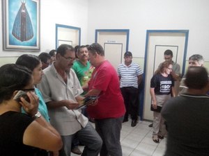Servidores da educação ocupam antessala do gabinete do prefeito de Lagoa da Canoa