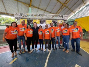 Cibele Moura doa 250 kg de ração e participa do lançamento do programa Pet Solidário em União dos Palmares
