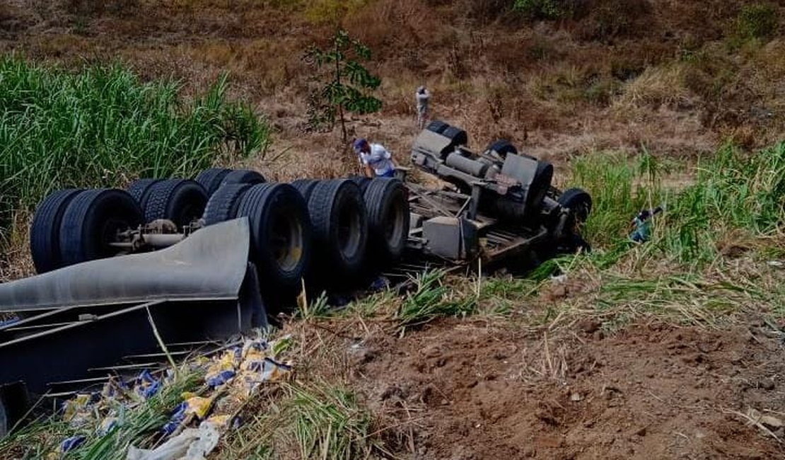 [Vídeo] Caminhão cai em ribanceira na BR-104 e mobiliza equipes de resgate