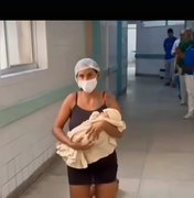 [Vídeo] Mãe sai ajoelhada para agradecer recuperação do filho em maternidade de Maceió