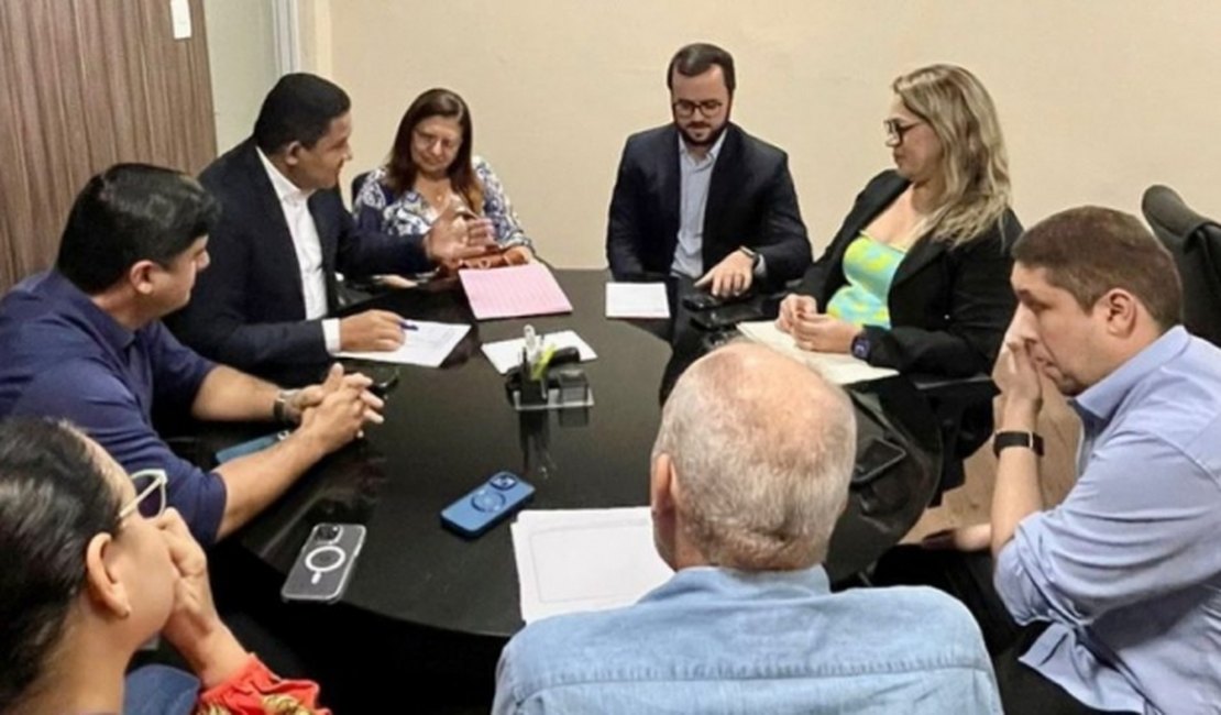 Prefeito Júlio Cezar participa de reunião na Sesau em Maceió