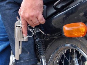 Homem é preso e menor apreendido com moto e celular roubados
