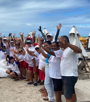 Crianças e idosos fazem mutirão de limpeza na Praia de Barra Grande