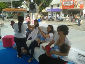 Mães amamentam em praça pública para incentivar o aleitamento materno