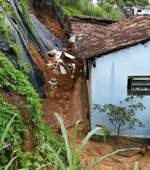 Chuva provoca deslizamentos de barreiras e alagamento de ruas no Recife
