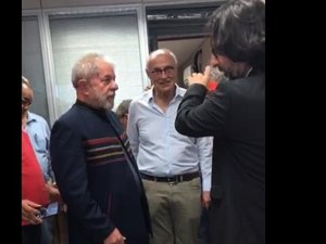 Médico de Lula pede desfibrilador: 'A pressão está alta e ele, emocionado