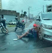 Dupla fica ferida em colisão no bairro da Ponta Verde