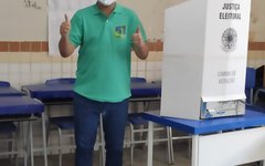 Claudio Canuto, candidato a prefeito de Arapiraca  exercer o direito de votar
