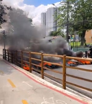 Manifestantes bloqueiam Av. Fernandes Lima com pneus em chamas