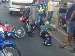 Caminhão falta freio em semáforo e acaba atingindo cinco motocicletas e um carro, em Arapiraca 