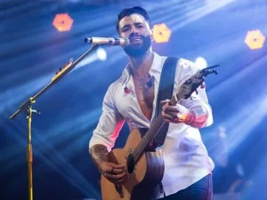 Gusttavo Lima é pedido em casamento durante show e recusa: 'Já tenho dona'