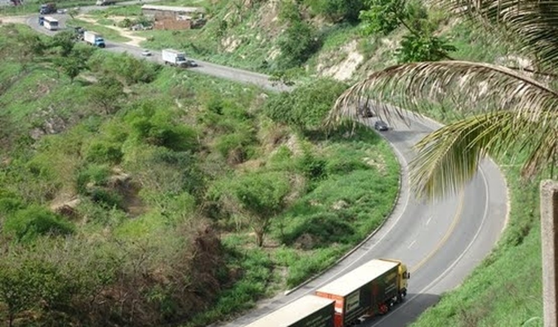 Caminhoneiro é mantido refém por quatro horas e tem Scania roubada