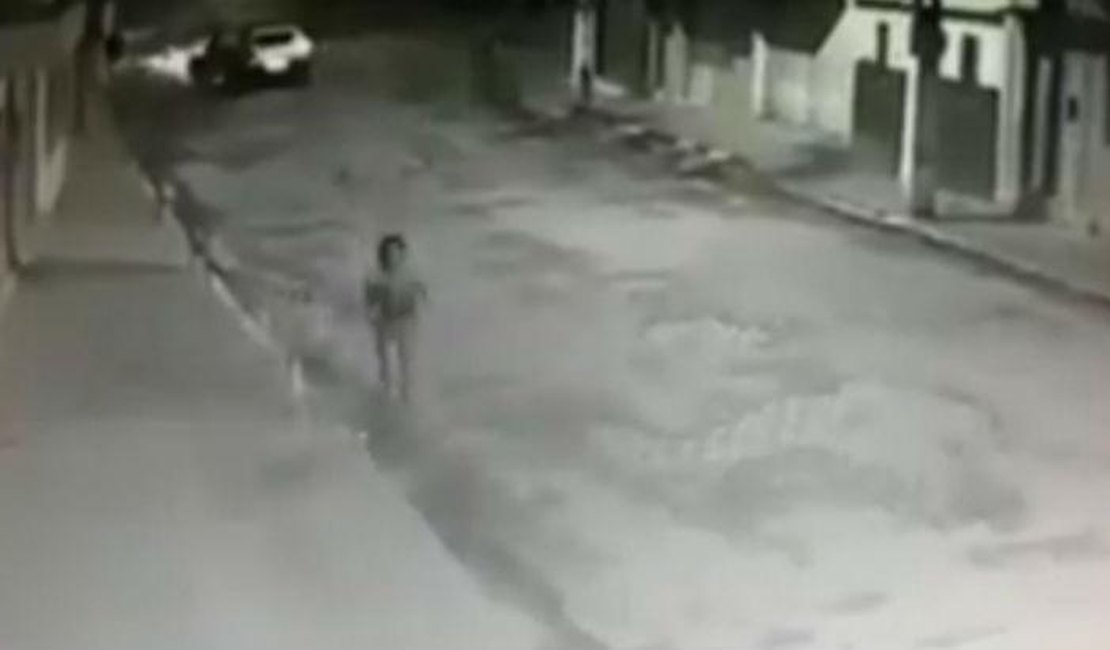 [Vídeo] Mulher com filho no colo é esfaqueada por ex-companheiro em Pernambuco