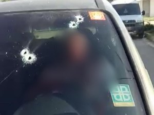 Homem é assassinado a tiros dentro de veículo na parte alta de Maceió