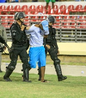 Confronto de torcedores provoca prisões e PM dispara balas de borracha