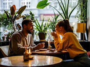 “Toque de recolher” em encontro romântico faz homem cancelar date