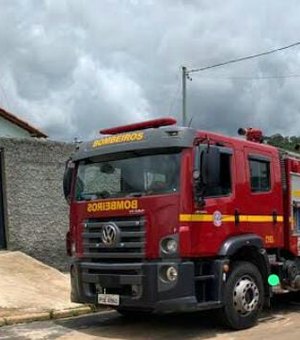 Casa pega fogo no povoado Lagoinha, em União dos Palmares