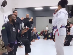 Namorado pede mulher em casamento no meio de treino de jiu-jítsu e viraliza