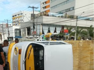 Kombi tem baú arrancado durante acidente em cruzamento da Ponta Verde