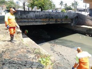 Inicia limpeza de lixo acumulado pelas ruas durante chuva em Maceió